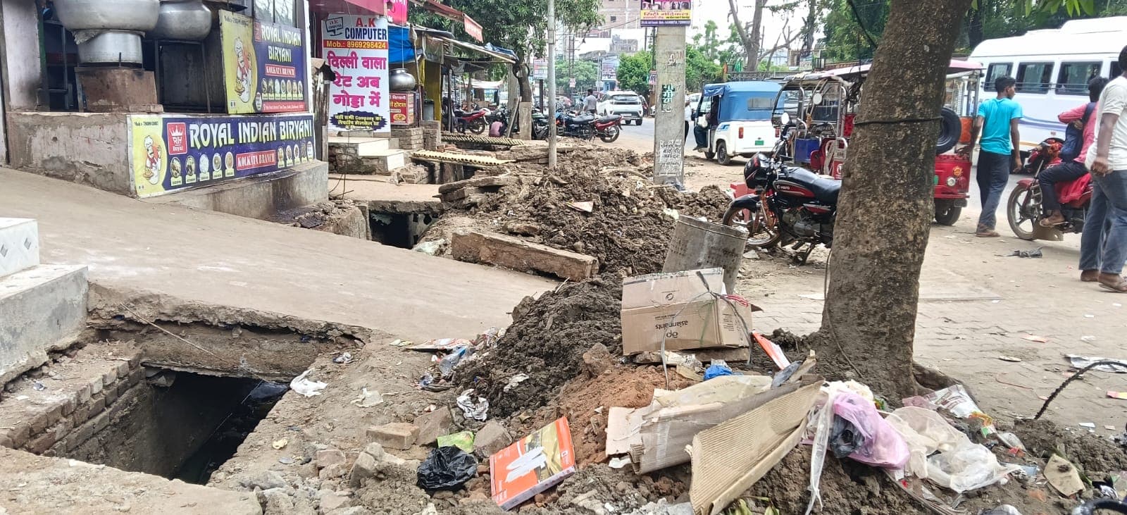 नाला सफाई के बाद सड़क किनारे छोड़ी जा रही गाद, लोगों की बढ़ी परेशानी