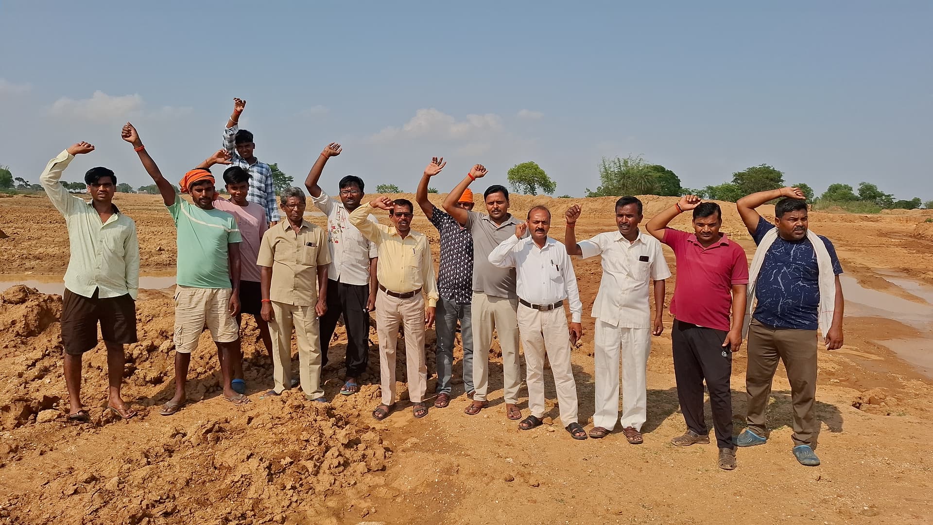 Giridih News :संवेदक पर तालाब जीर्णोद्धार कार्य में मनमानी का आरोप
