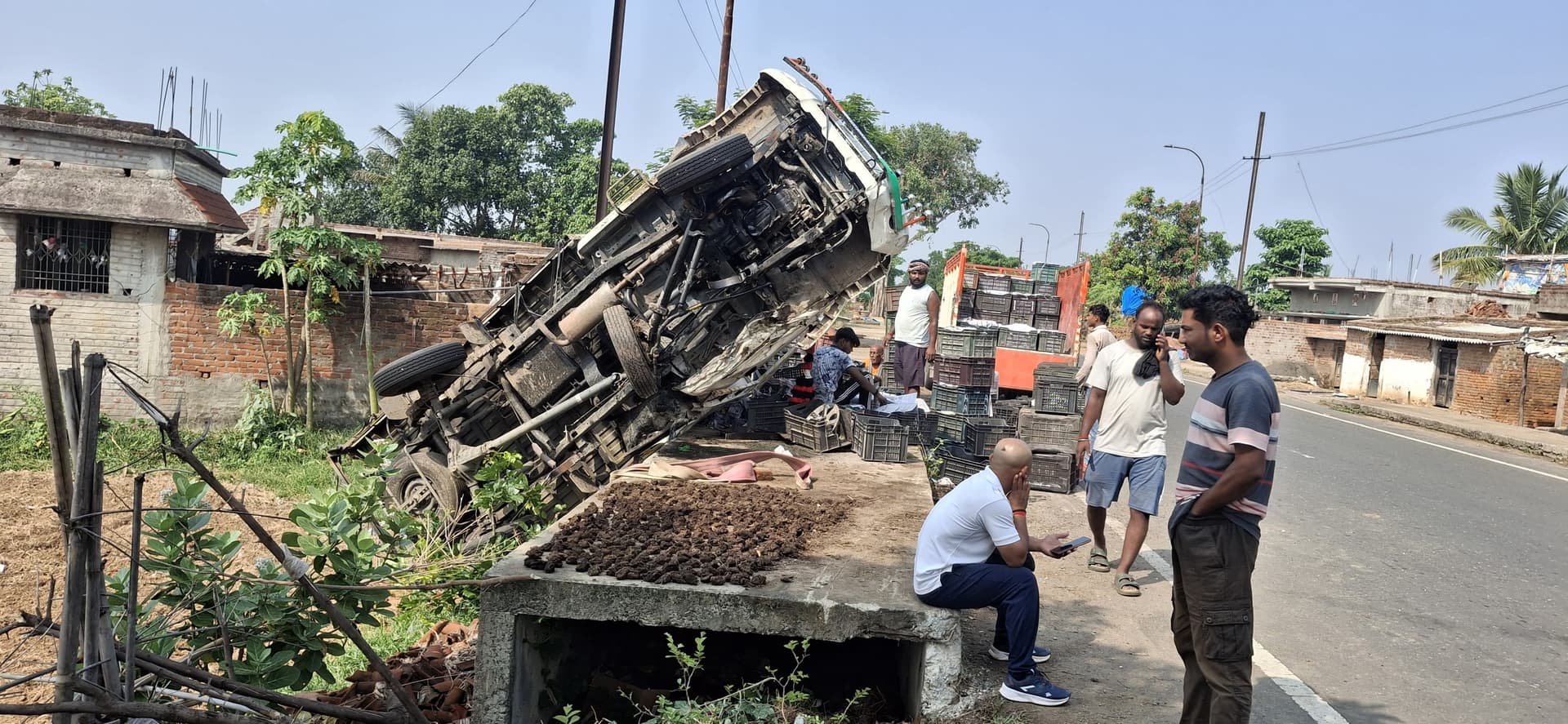 Giridih News :बेकाबू होकर पलटा आम लदा वाहन