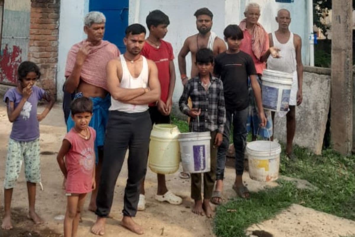 धोरैया के गौरा गांव में पेयजल संकट गहराया, ग्रामीणों ने पंप चालक पर लगाया जलापूर्ति बाधित करने का आरोप
