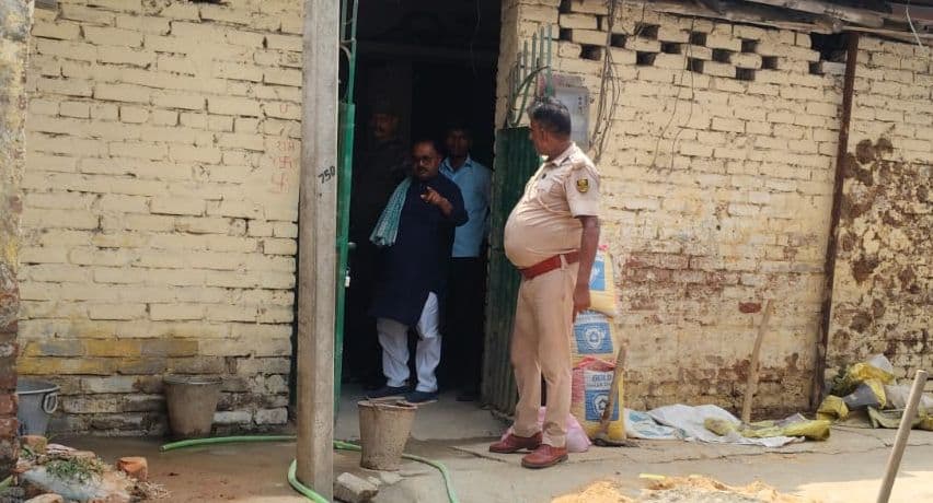 सरकारी रास्ता पर दीवार देकर अवरुद्ध करने का आरोप