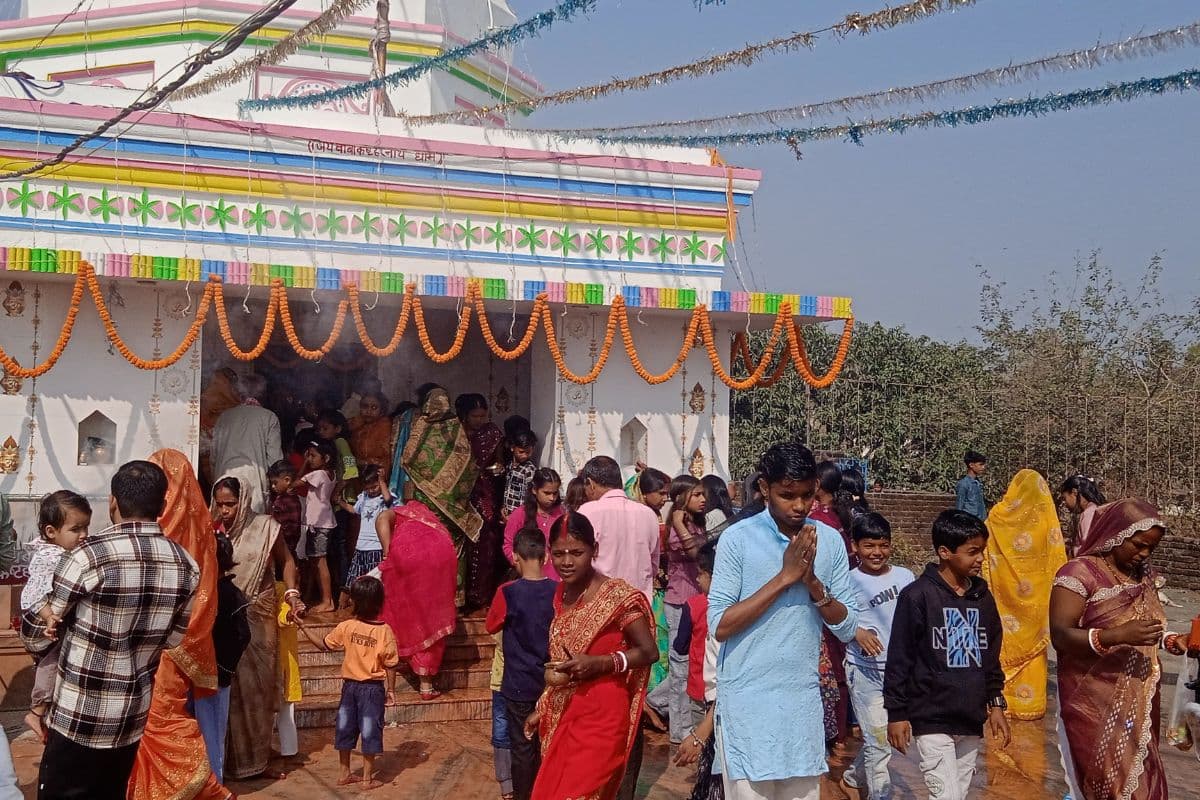 सोमवती अमावस्या पर शिवालय में उमड़ी भीड़, हर-हर महादेव के जयघोष से गूंजा पंजवारा