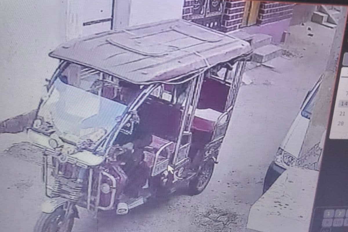 बौंसी थाना कॉलोनी में घर के बाहर खड़ा किया टोटो, एक घंटे बाद गायब, CCTV में कैद हुई चोरी की वारदात