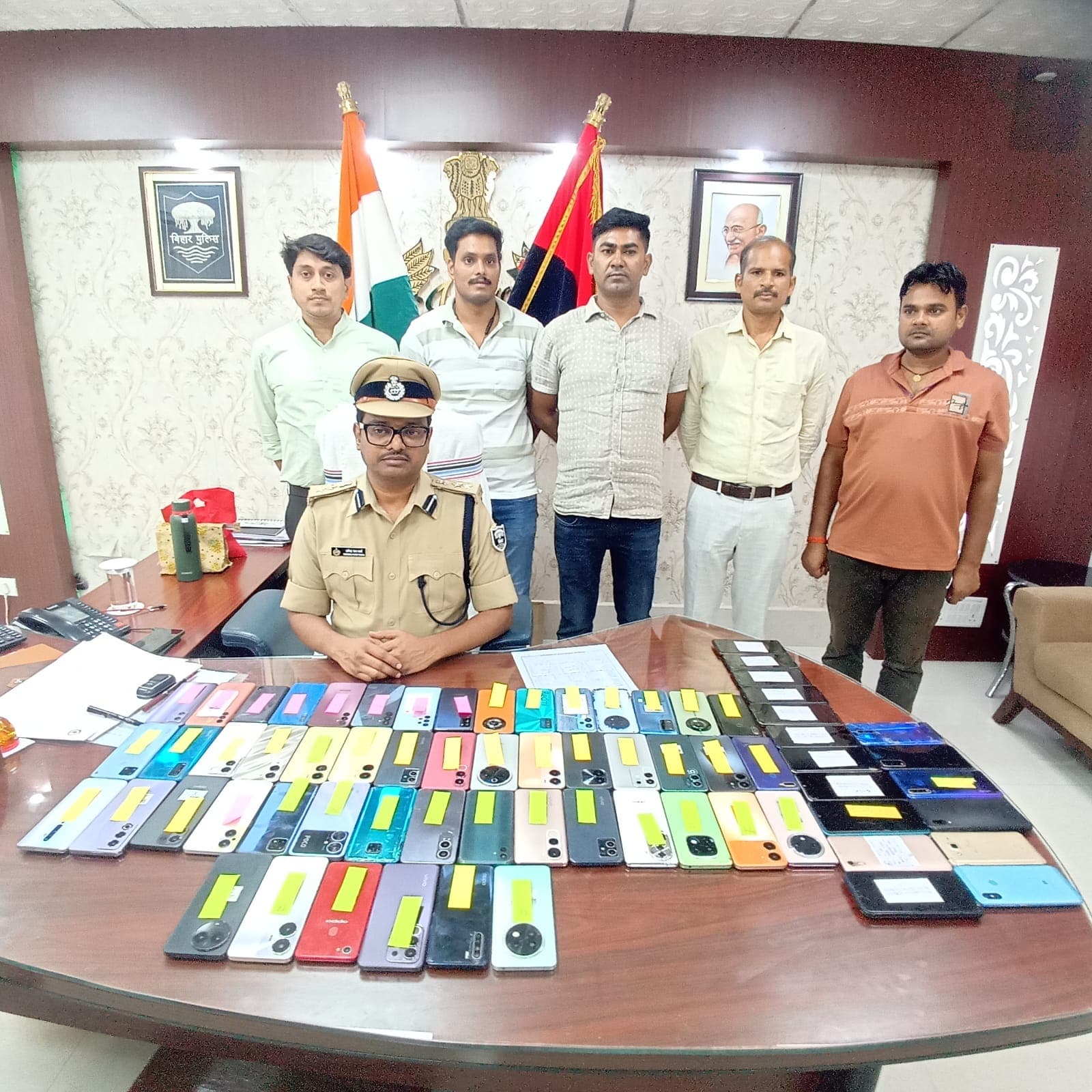 ऑपरेशन मुस्कान के तहत बांका पुलिस की बड़ी सफलता, 11.15 लाख रुपये के 51 मोबाइल बरामद