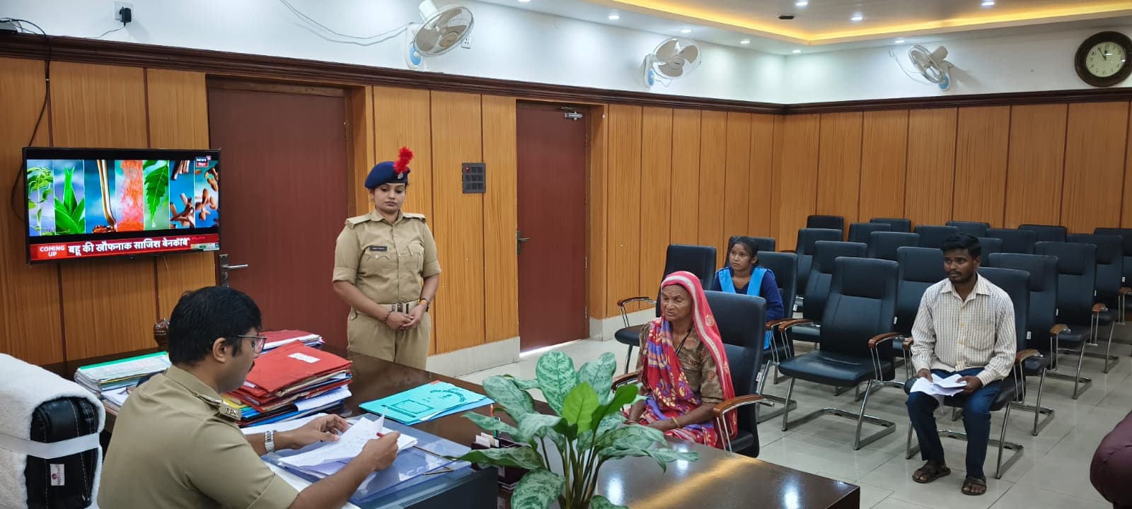 लोगों ने न्याय की गुहार लगाते हुए एसपी को दिया आवेदन
