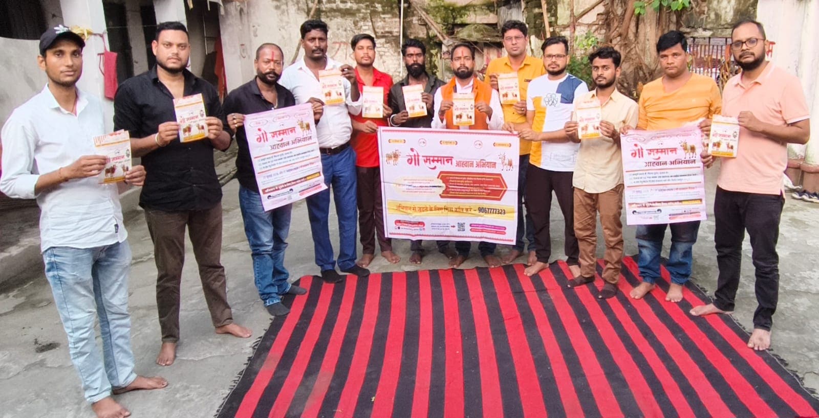 गौ सम्मान आह्वान अभियान के तहत हस्ताक्षर के लिए घर-घर पहुंच रहे कार्यकर्ता