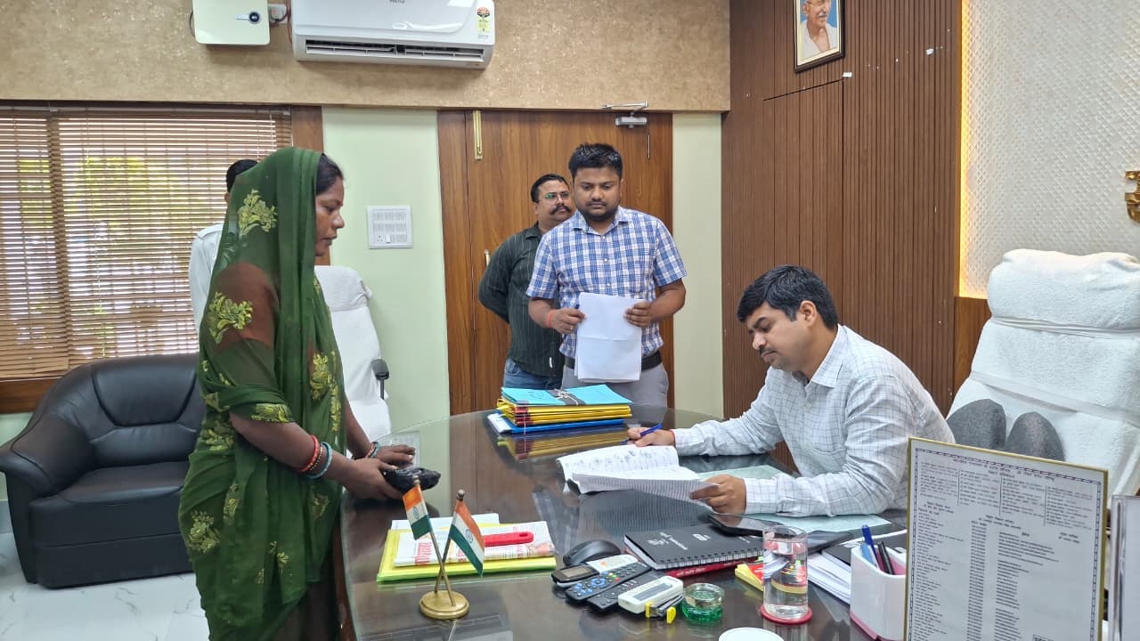 जन संवाद में पहुंचे 38 आवेदन, डीएम ने त्वरित निष्पादन का दिया निर्देश