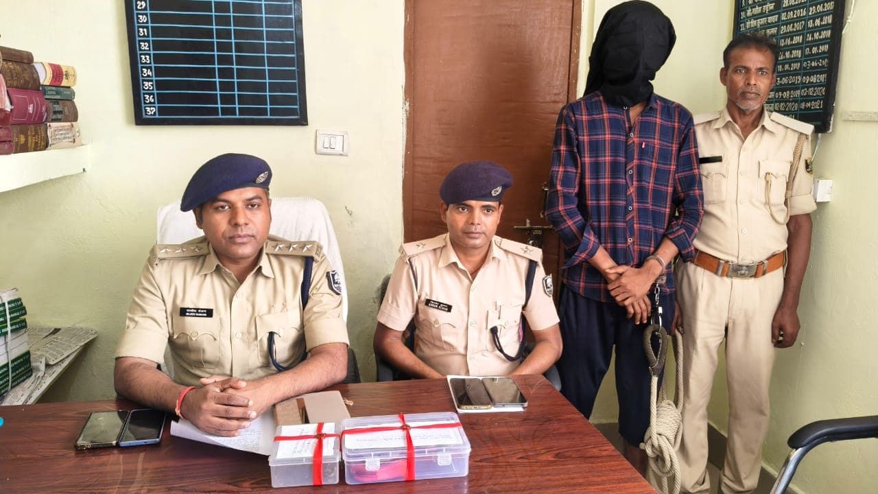 चोरी का खुलासा: जमीन में गाड़े गए 02 लाख के सोने के जेवर बरामद, एक आरोपी गिरफ्तार