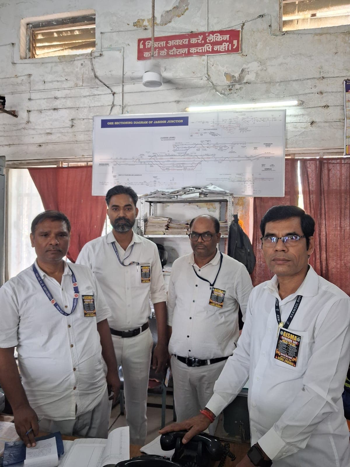 स्टेशन मास्टरों ने काला बैज लगाकर जताया विरोध, लंबित मांगों को पूरा करने की उठायी आवाज