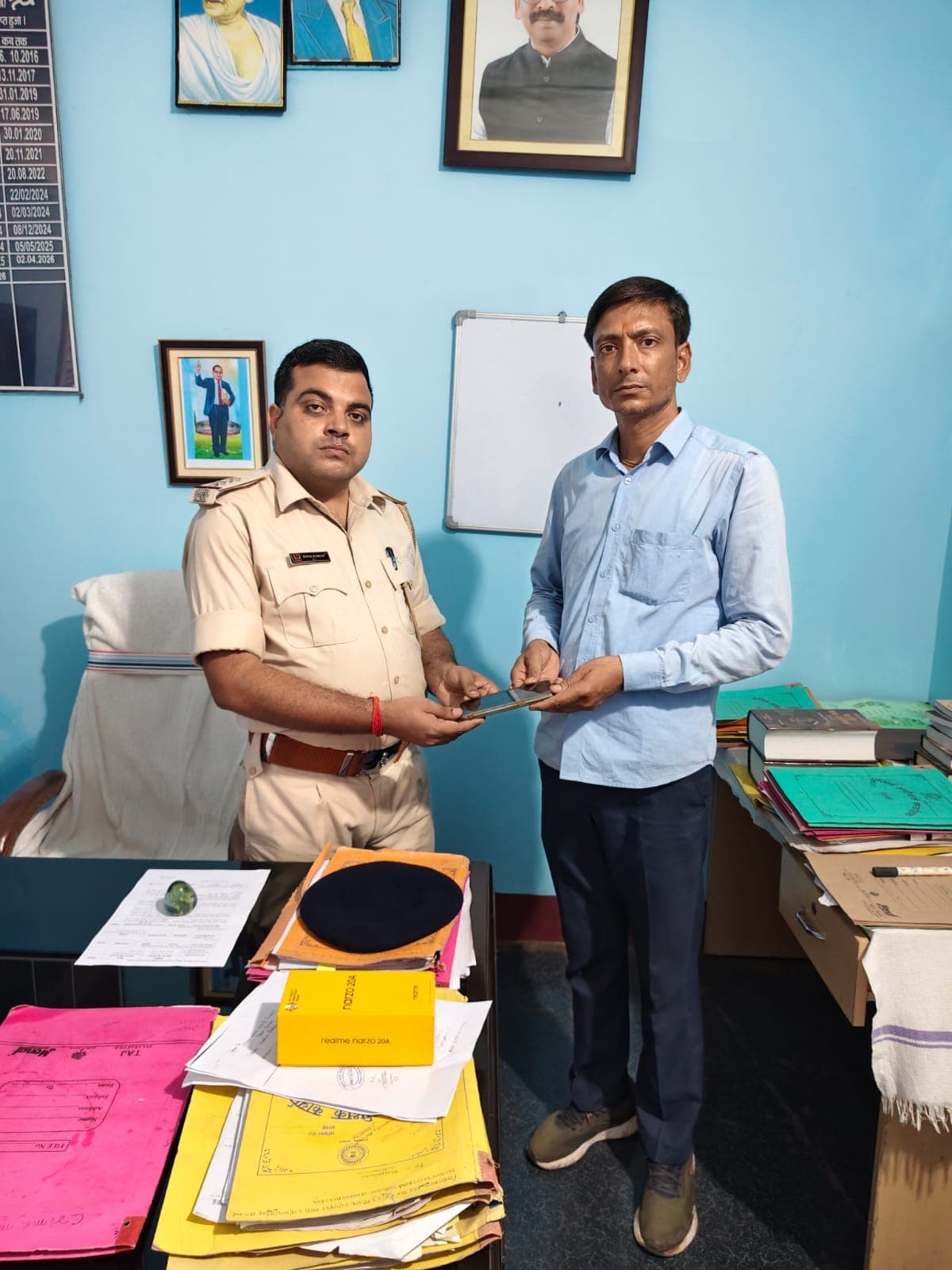गुम हुए दो मोबाइल को बरामद कर पुलिस ने सौंपा