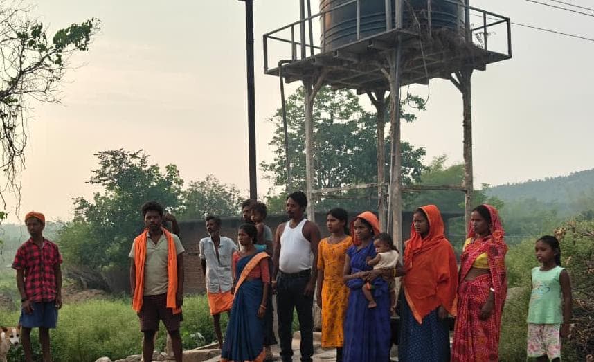 नदी का गंदा पानी पीने को विवश हैं ग्रामीण