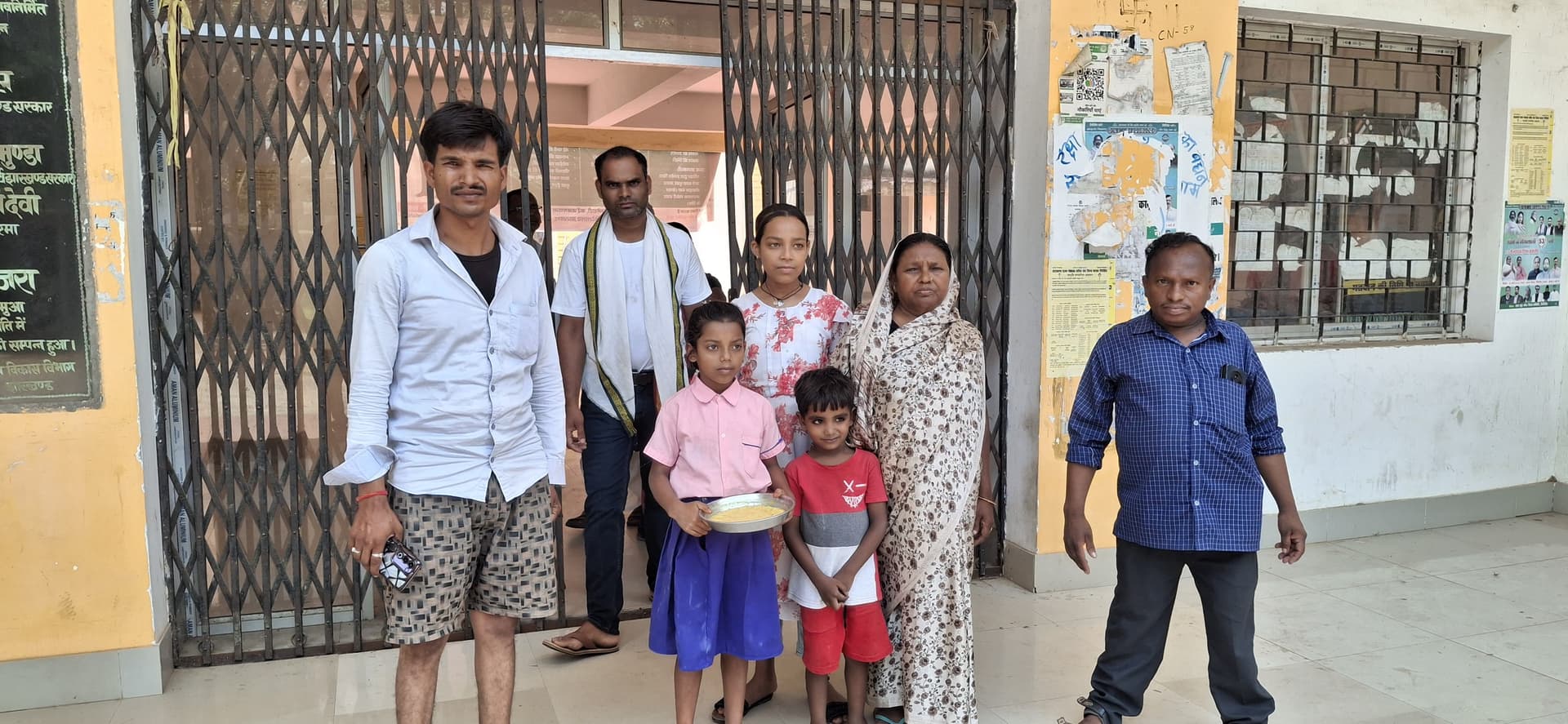 Giridih News :आंगनबाड़ी केंद्र के भोजन में मिला कीड़ा, शिकायत ले पहुंचे बच्चे को प्रखंड मुख्यालय में नहीं मिले अधिकारी