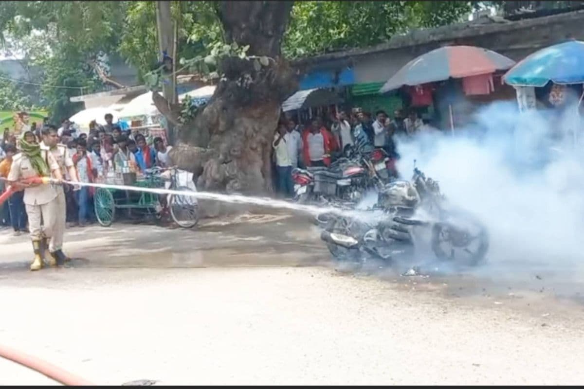 जमुई के कचहरी चौक पर अचानक धू-धू कर जली बाइक, दमकल की तत्परता से टला बड़ा हादसा