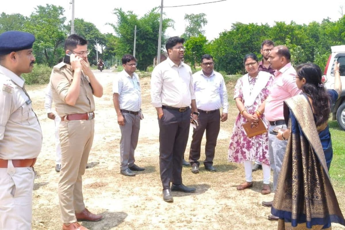 मुंगेर में मुख्यमंत्री के संभावित दौरे को लेकर प्रशासन अलर्ट, डीएम-एसपी ने किया हेलीपैड व कार्यक्रम स्थल का निरीक्षण