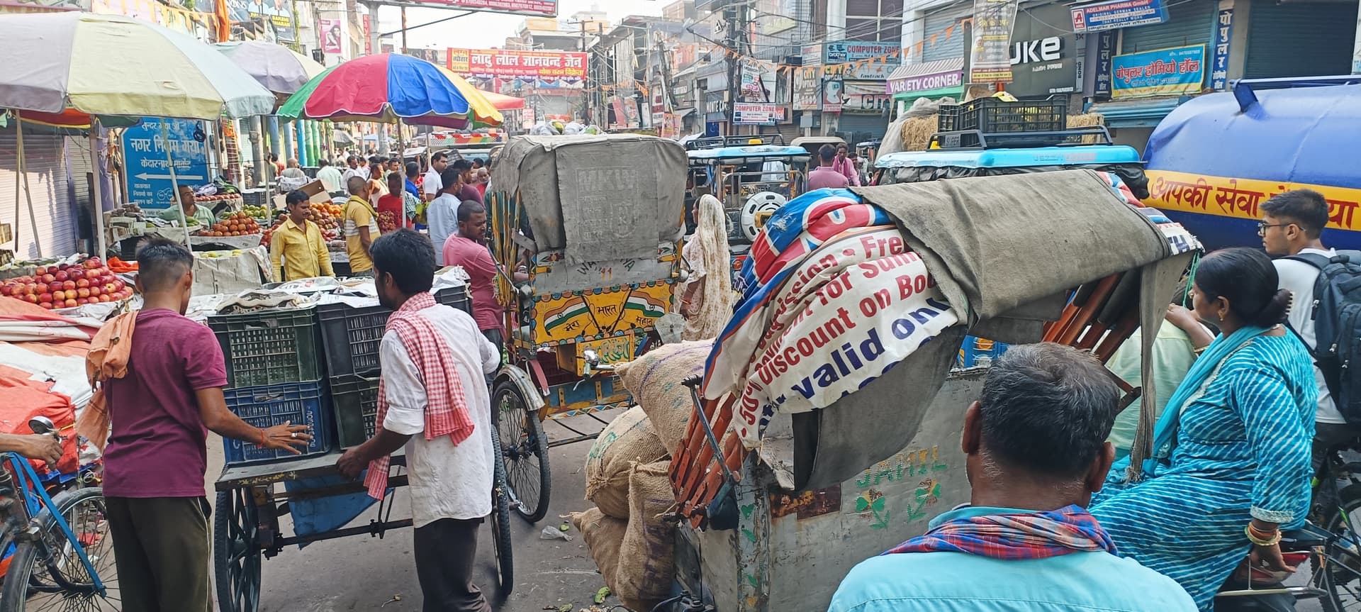 सुबह से लेकर 10:00 बजे तक जीबी रोड में किनारे हैं लगाया जाता है सब्जी फल का आढत