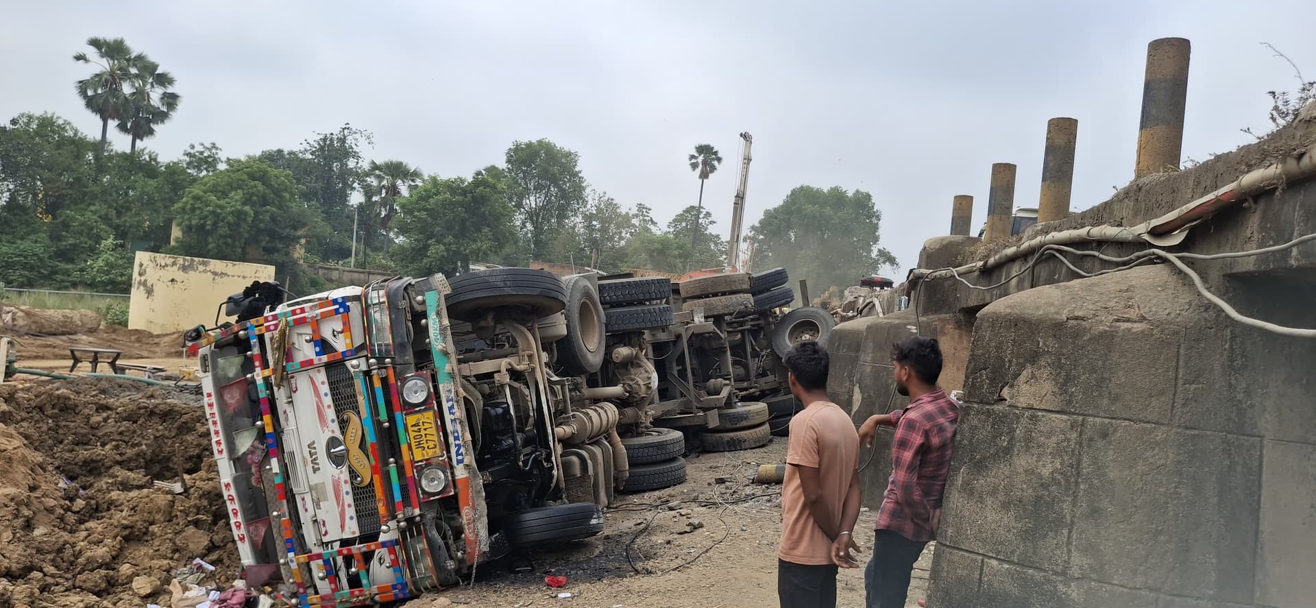 झपकी बनी हादसे की वजह : सुखनियां पुल की रेलिंग तोड़ नीचे गिरी गिट्टी लदी ट्रक