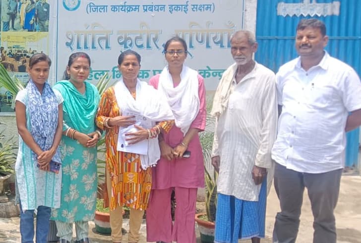 छह साल बाद लौटी बेटी, पिता की आंखों से छलक पड़े खुशी के आंसू