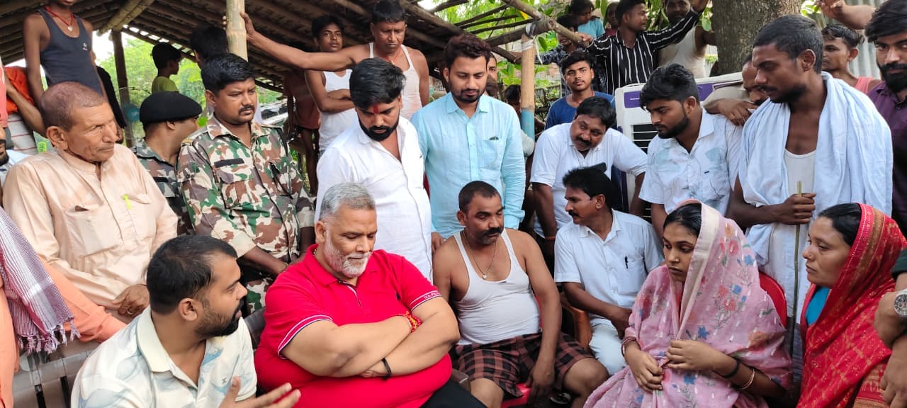 मृतक चालक के परिजनों से मिले सांसद, हरसंभव सहायता का दिया भरोसा