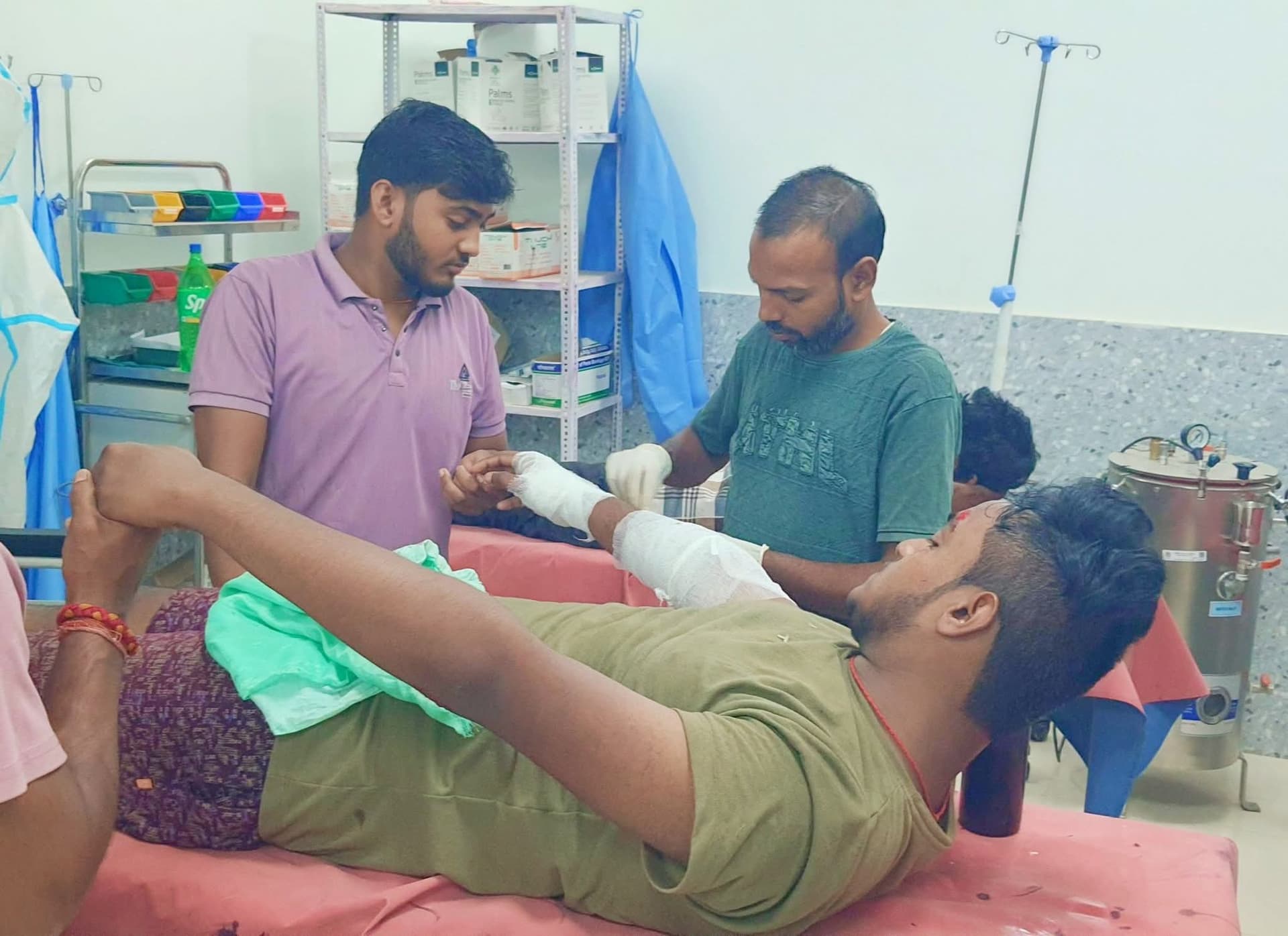 दो बाइकों की सीधी टक्कर में युवक व आइसक्रीम विक्रेता गंभीर रूप से घायल