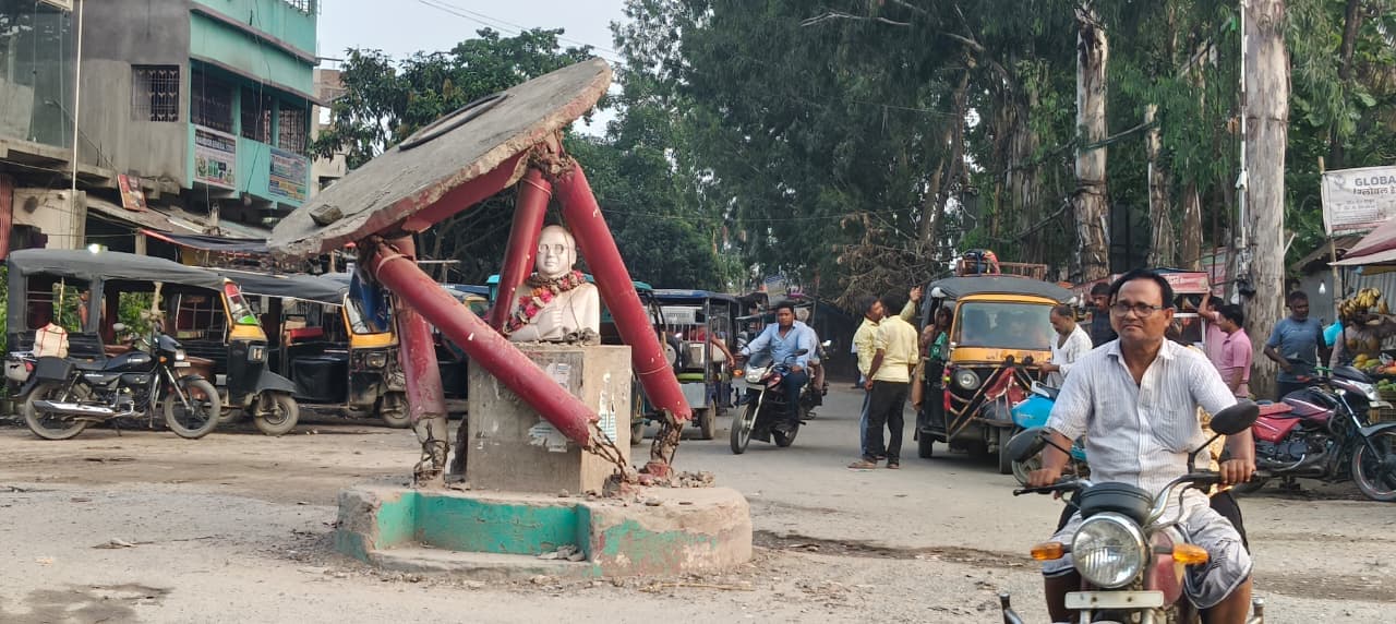 आंबेडकर प्रतिमा की बदहाली लोगों का आक्रोश, पुनर्निर्माण की मांग