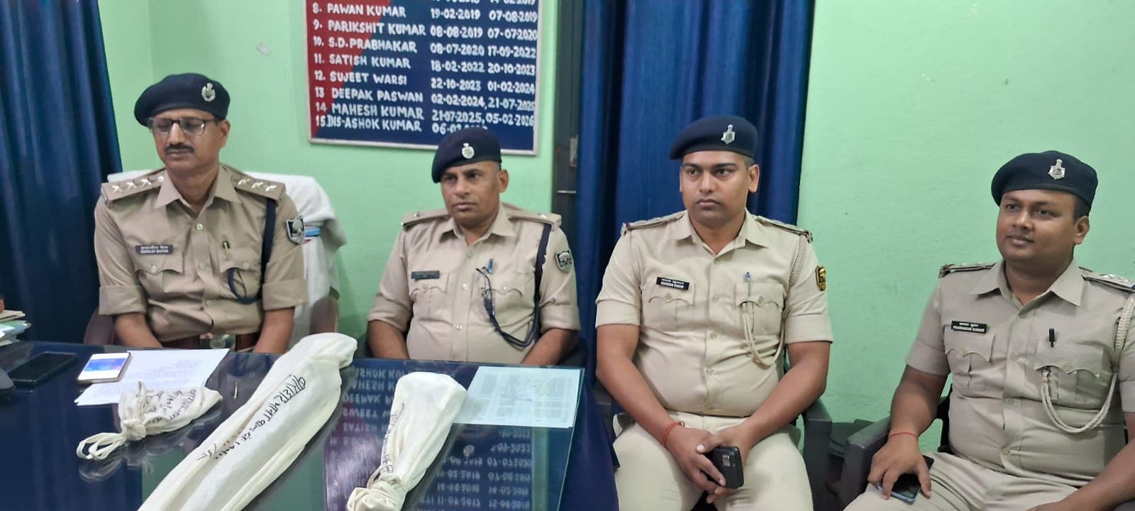 मिर्जापुर से राइफल व देशी हथियार बरामद, प्राथमिकी दर्ज, अपराधियों की तलाश तेज
