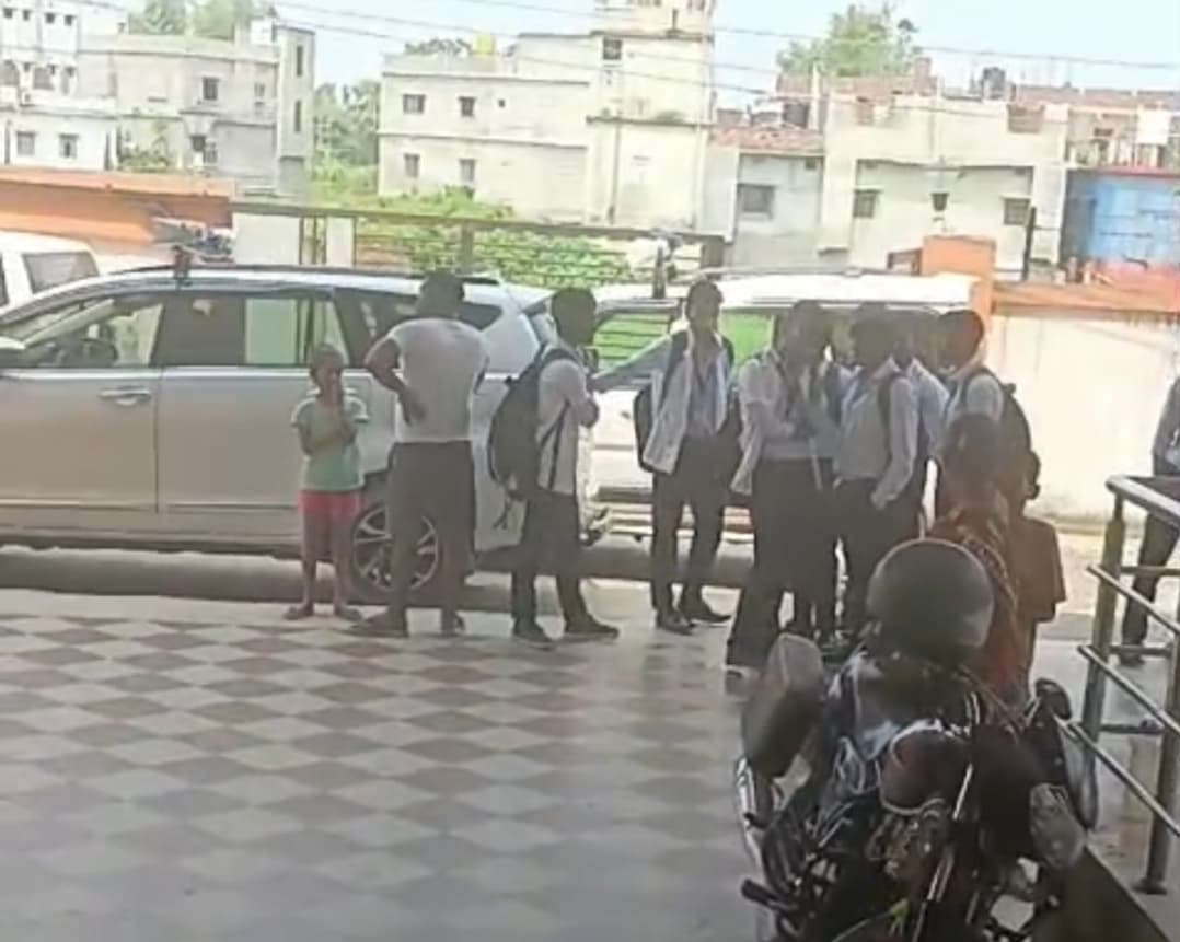 पारा मेडिकल प्रशिक्षण केंद्र में पहली बार विजिट करने पहुंचे डीडीसी एसीएमओ व कई अधिकारी