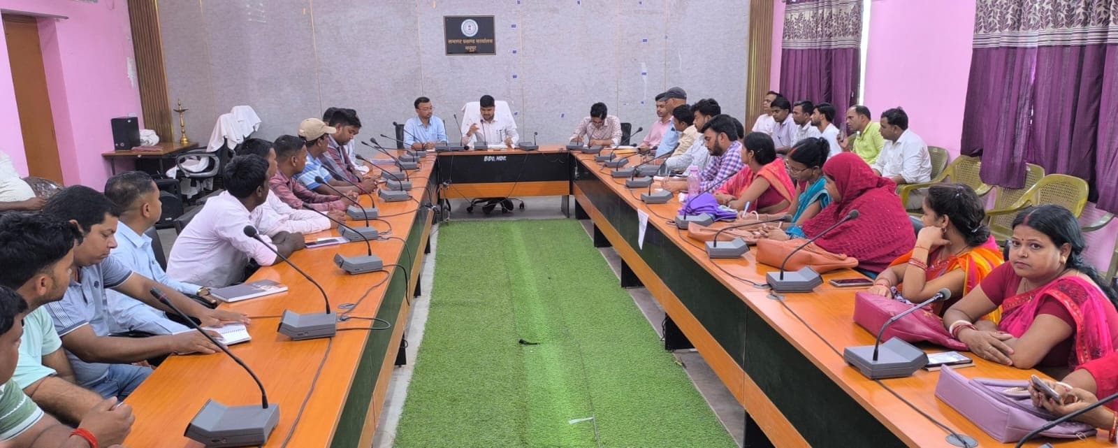 विकास कार्यों में तेजी लायें पंचायत सहायक: बीडीओ