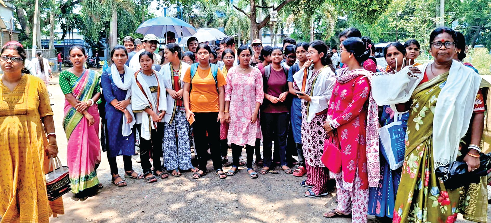 सरकारी शिक्षकों के प्राइवेट ट्यूशन पर रोक का विरोध, अभिभावकों ने बीडीओ और विधायक से की मुलाकात
