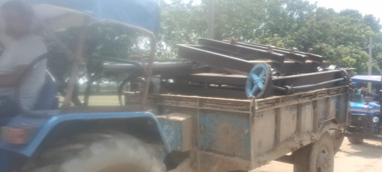 Giridih News :आरा मिल किया गया ध्वस्त, चिरान लकड़ी जब्त