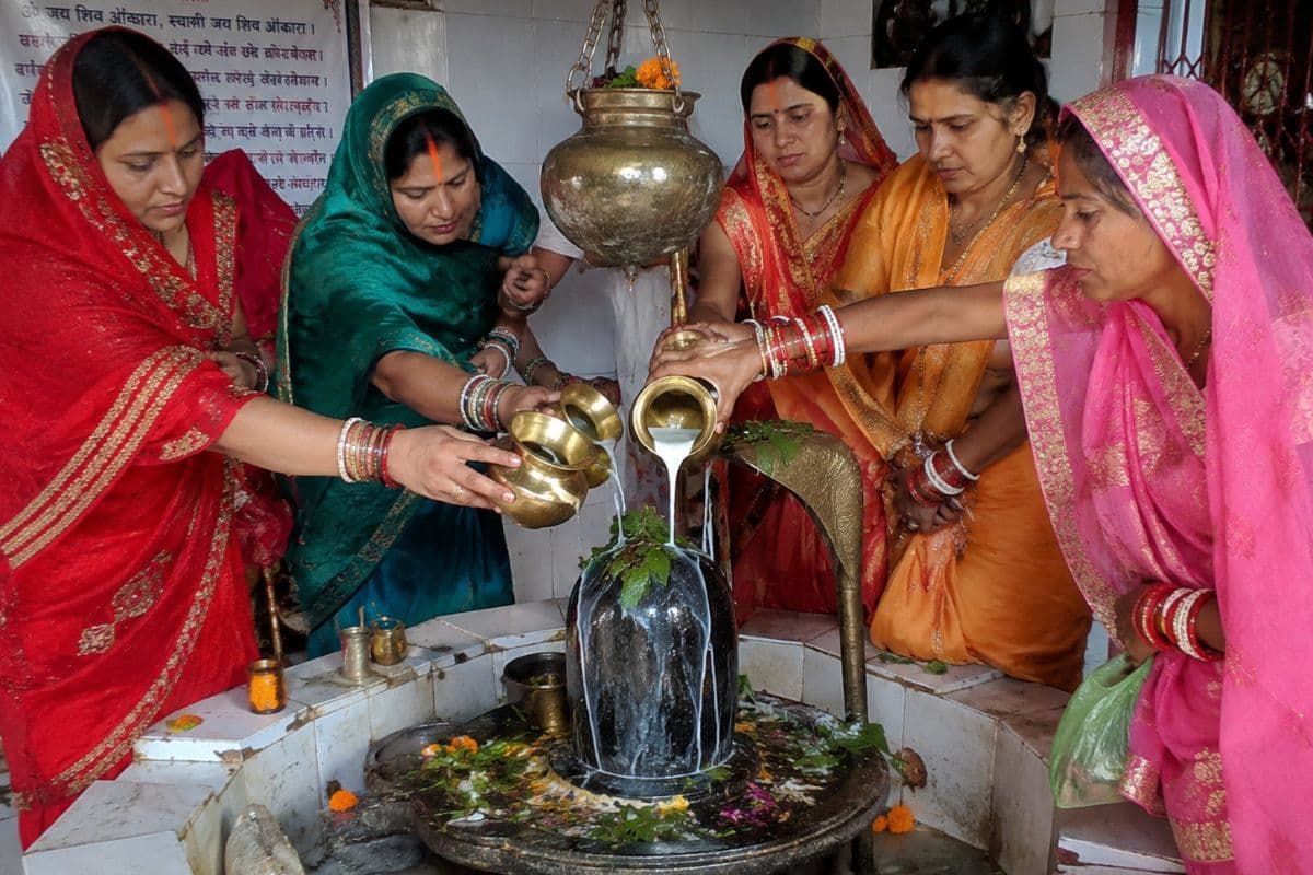 बांका के मंदिरों में गूंजे जयकारे, महाआरती में उमड़ी श्रद्धालुओं की भीड़