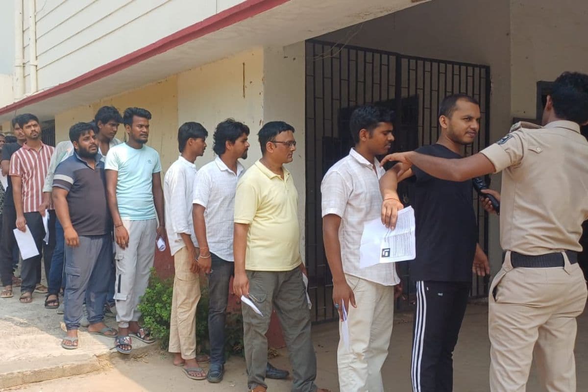 सुरक्षा-व्यवस्था के बीच मुंगेर के 14 केंद्रों पर सिपाही भर्ती परीक्षा शुरू, 11,376 अभ्यर्थी शामिल