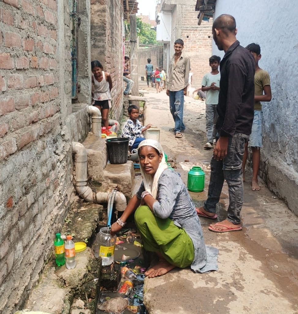 नगर पंचायत हबीबपुर में नाली के बीच से गुजरी पाइपलाइन क्षतिग्रस्त, दूषित पानी पीने को लोग मजबूर