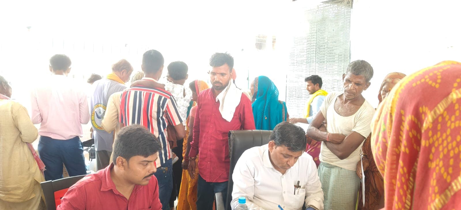 ओगरी गांव में निःशुल्क स्वास्थ्य शिविर का आयोजन: 300 से अधिक ग्रामीणों ने करायी जांच