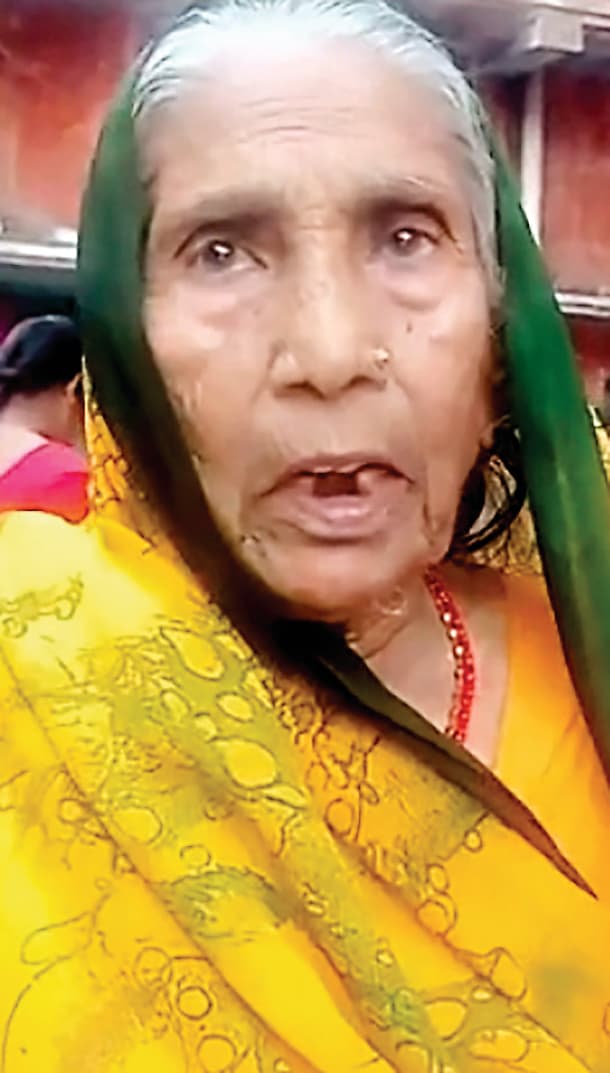 जमशेदपुर: बेटी से ही बेघर होने का दर्द झेल रही बुजुर्ग मां, न्याय की आस में थाने से डीसी-एसएसपी तक लगायी गुहार