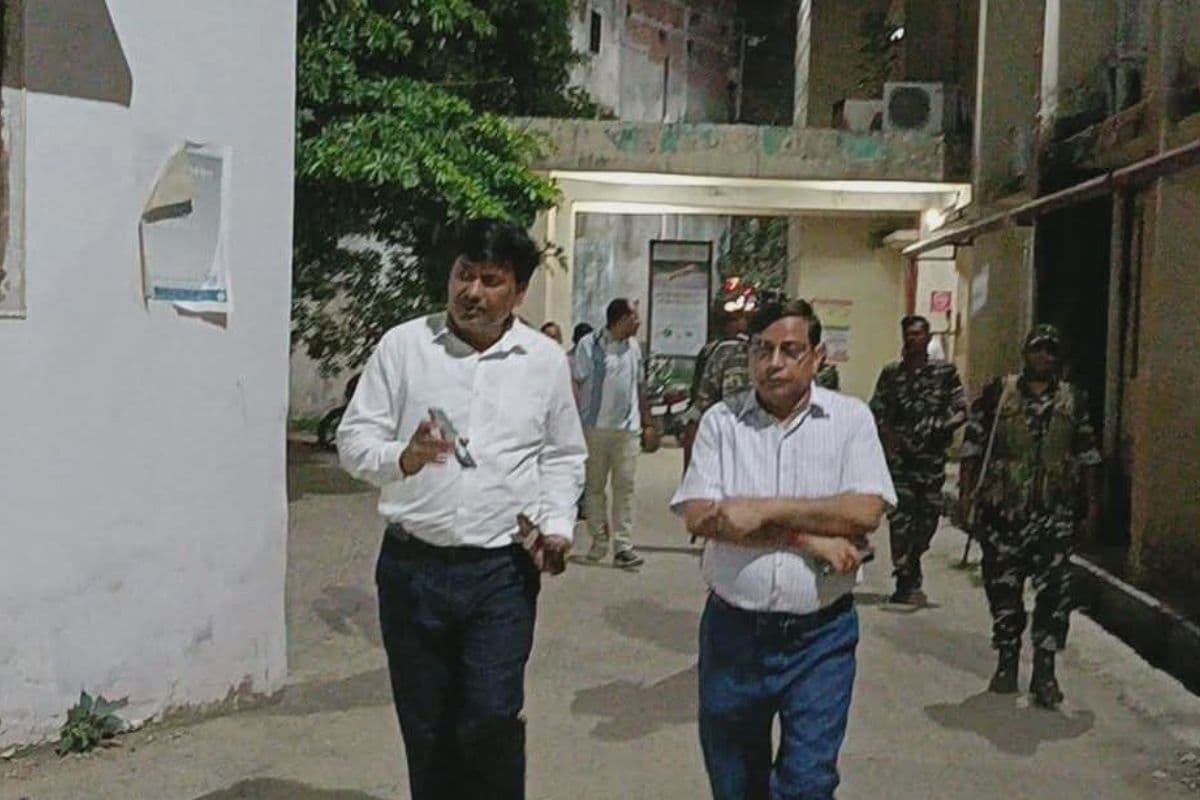 गढ़वा सदर अस्पताल में डीसी का औचक निरीक्षण, ड्यूटी से गायब मिली महिला डॉक्टर 
