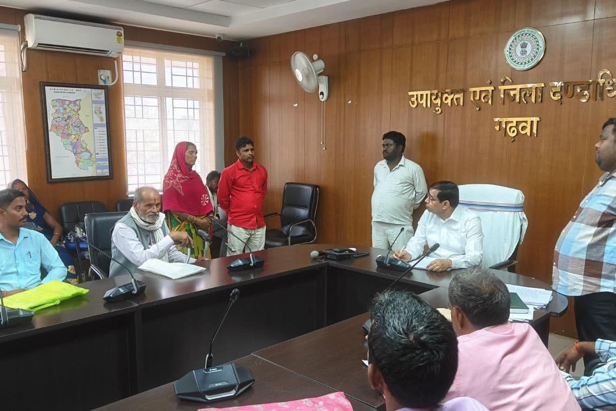 गढ़वा में आवास के नाम पर महिला से ऑनलाइन ऐंठे रुपये, डीसी ने दिए जांच के निर्देश 