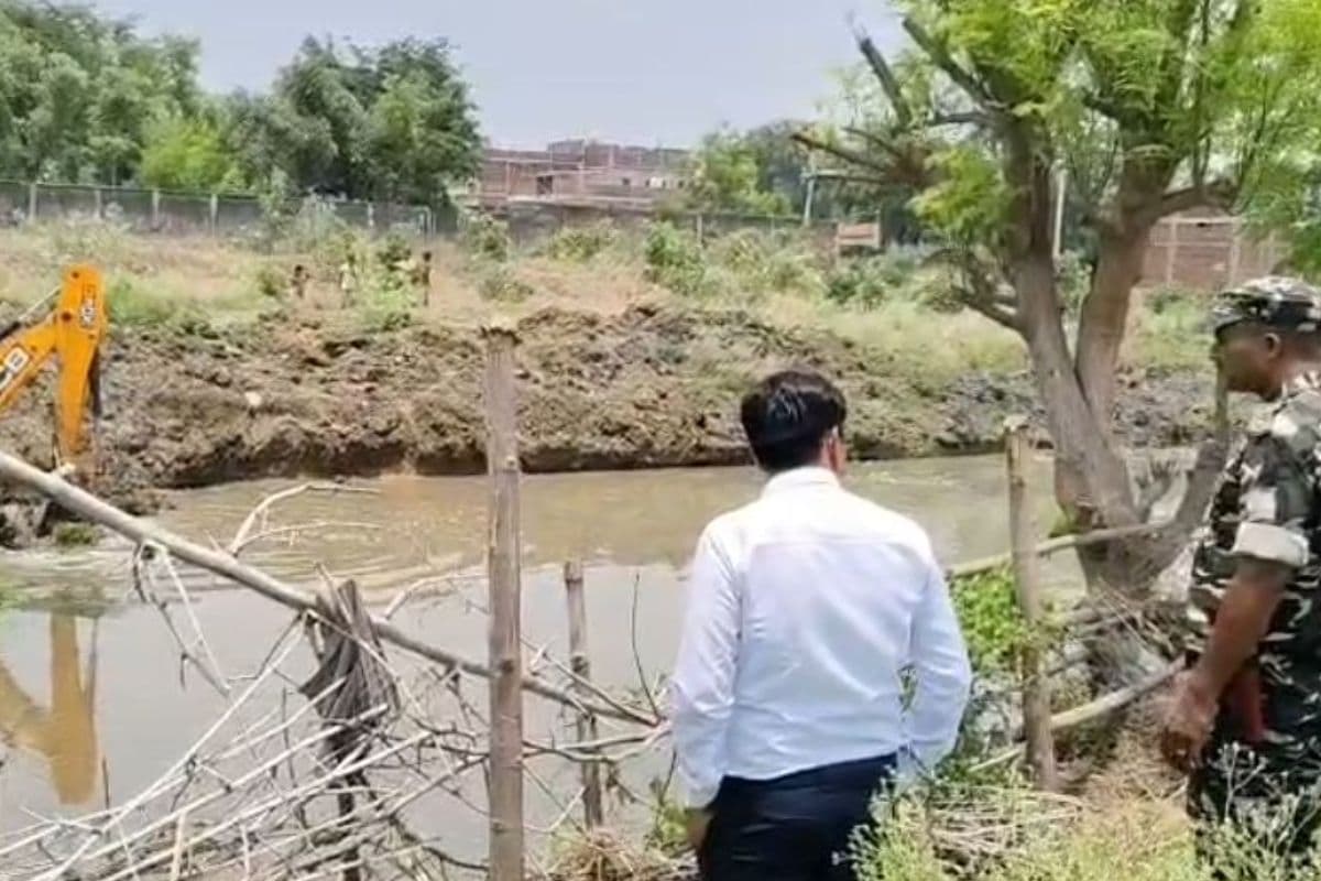 गढ़वा: नदी में कचरा फेंकने वालों की अब खैर नहीं, CCTV से होगी पहचान और कार्रवाई