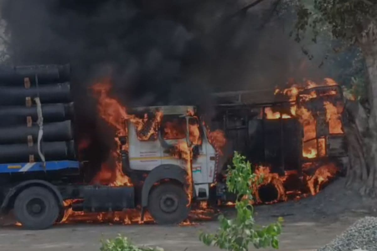 GT रोड किनारे खड़ी ट्रक में लगी आग, पाइप लदे ट्रेलर तक पहुंचीं लपटें; मची अफरातफरी, फायर ब्रिगेड ने पाया काबू