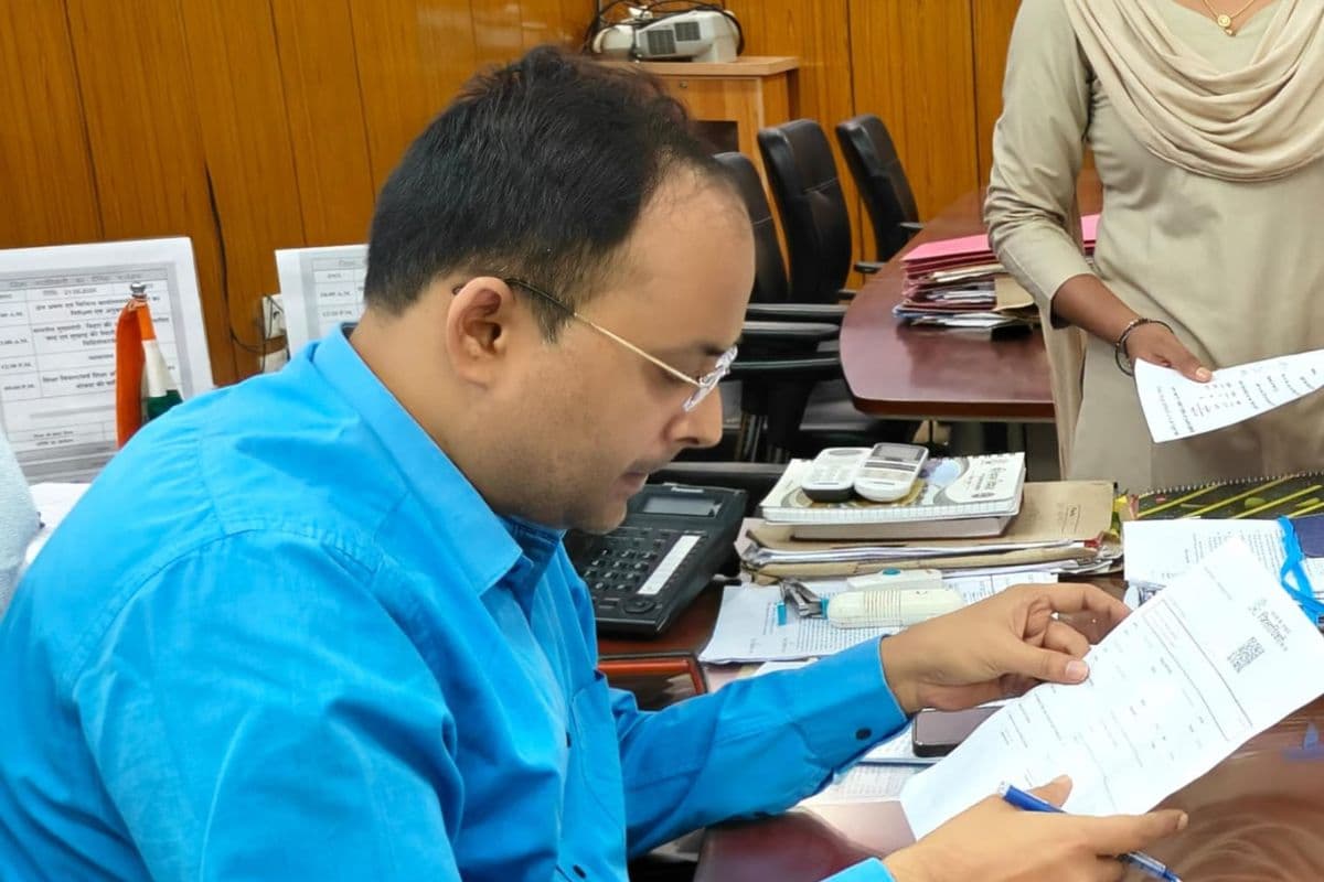 दाखिल-खारिज में लापरवाही पर गया डीएम की बड़ी कार्रवाई, मानपुर सीओ और राजस्व कर्मचारी पर जांच के आदेश