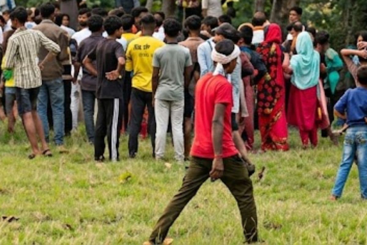 गोड्डा: सरवा गांव में पेड़ से लटका मिला युवक का शव, पुलिस जांच में जुटी