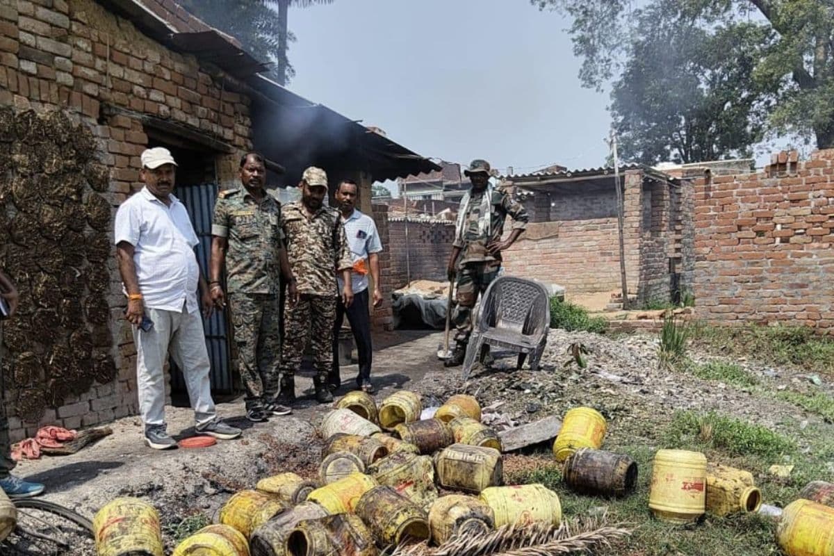 मुहर्रम को लेकर हनवारा पुलिस की कार्रवाई, 300 लीटर देशी शराब और 20 क्विंटल महुआ जावा नष्ट