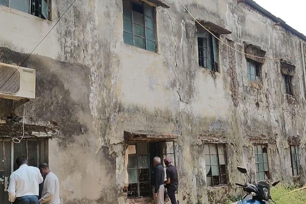गुमला में रिकॉर्ड रूम की हालत खराब, लाखों लोगों के जमीन दस्तावेज खतरे में  