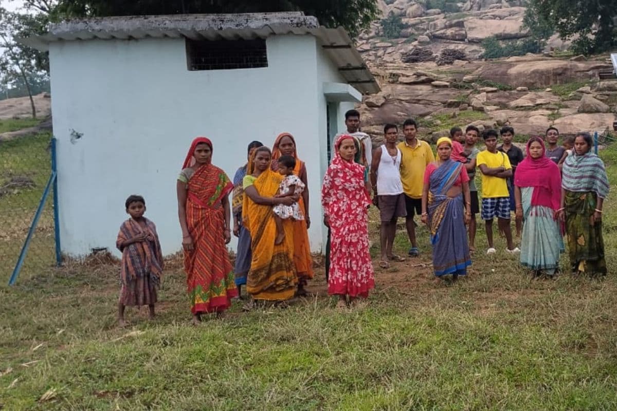 सरकारी योजनाओं से दूर है गुमला का गेतुपानी गांव, कुआं का गंदा पानी पीते हैं 31 परिवार 