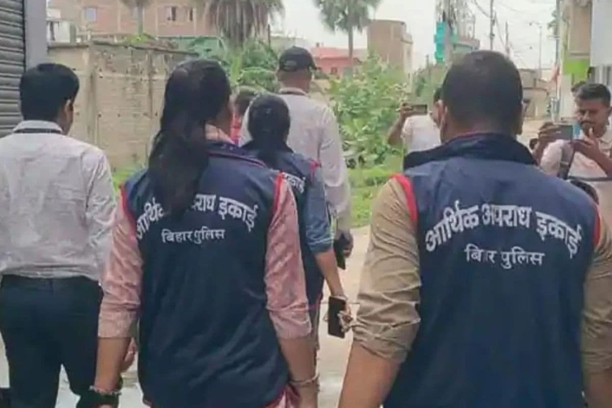 हाजीपुर में नगर परिषद के अकाउंटेंट के ठिकानों पर EOU का छापा, कई कागजात खंगाल रही टीम
