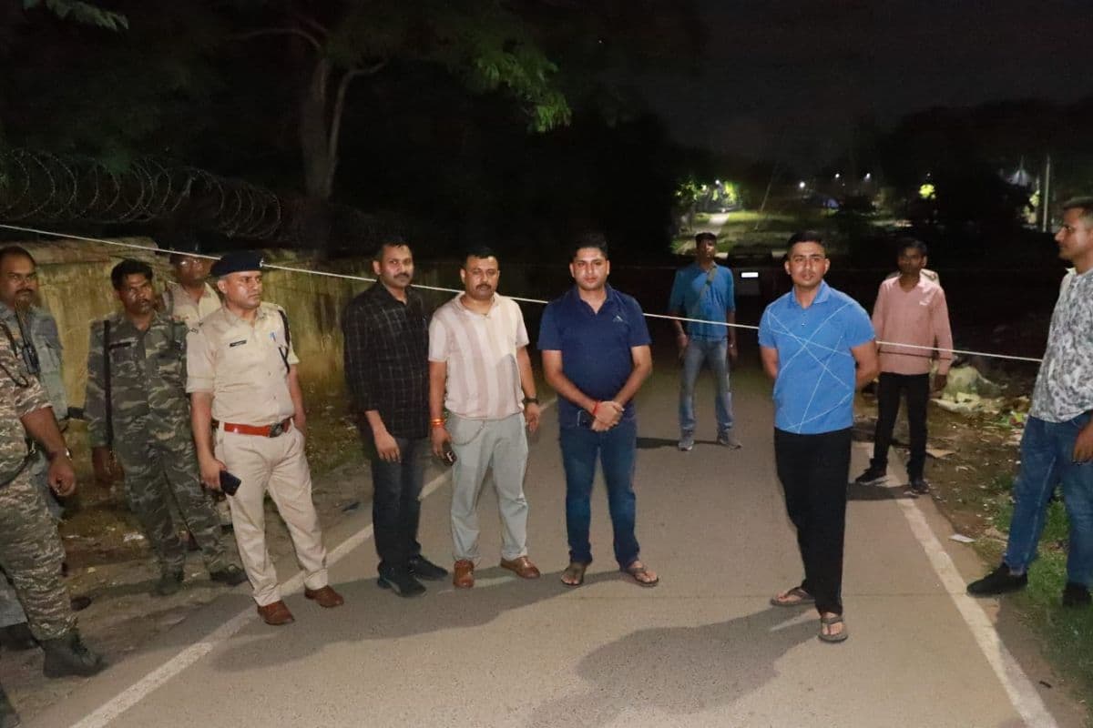 जमशेदपुर: पुलिस से पिस्टल छीन अपराधी ने की फायरिंग, जवाबी गोलीबारी में पैर में लगी गोली 