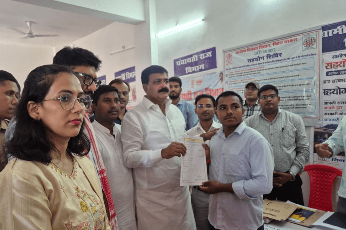 जहानाबाद में प्रभारी मंत्री जमा खान ने किया 'सहयोग शिविर' का निरीक्षण, ऑन द स्पॉट बांटे राशन और जॉब कार्ड