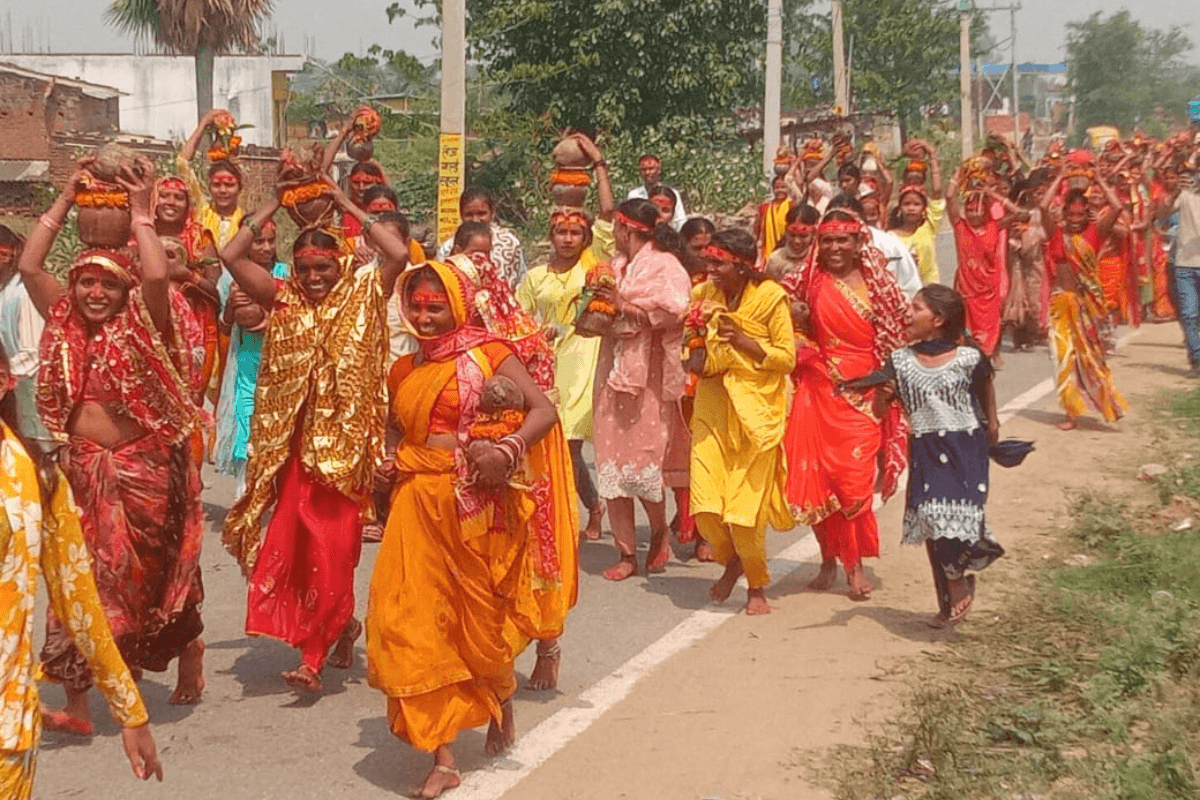रतनी के जहांगीरपुर में नवाह ज्ञान यज्ञ को लेकर निकली भव्य कलश यात्रा, पुनपुन नदी से श्रद्धालुओं ने भरा जल