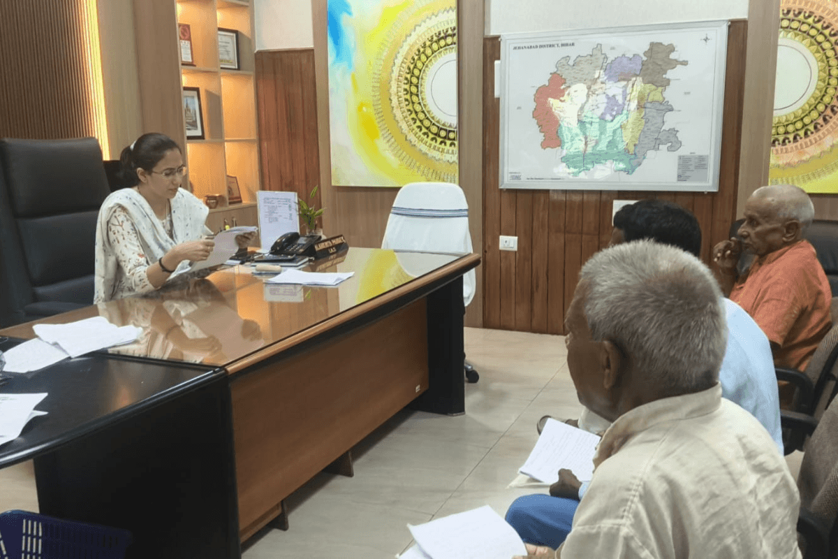 जहानाबाद डीएम ने जनता दरबार में सुनीं लोगों की समस्याएं, अधिकारियों को दिए अहम निर्देश