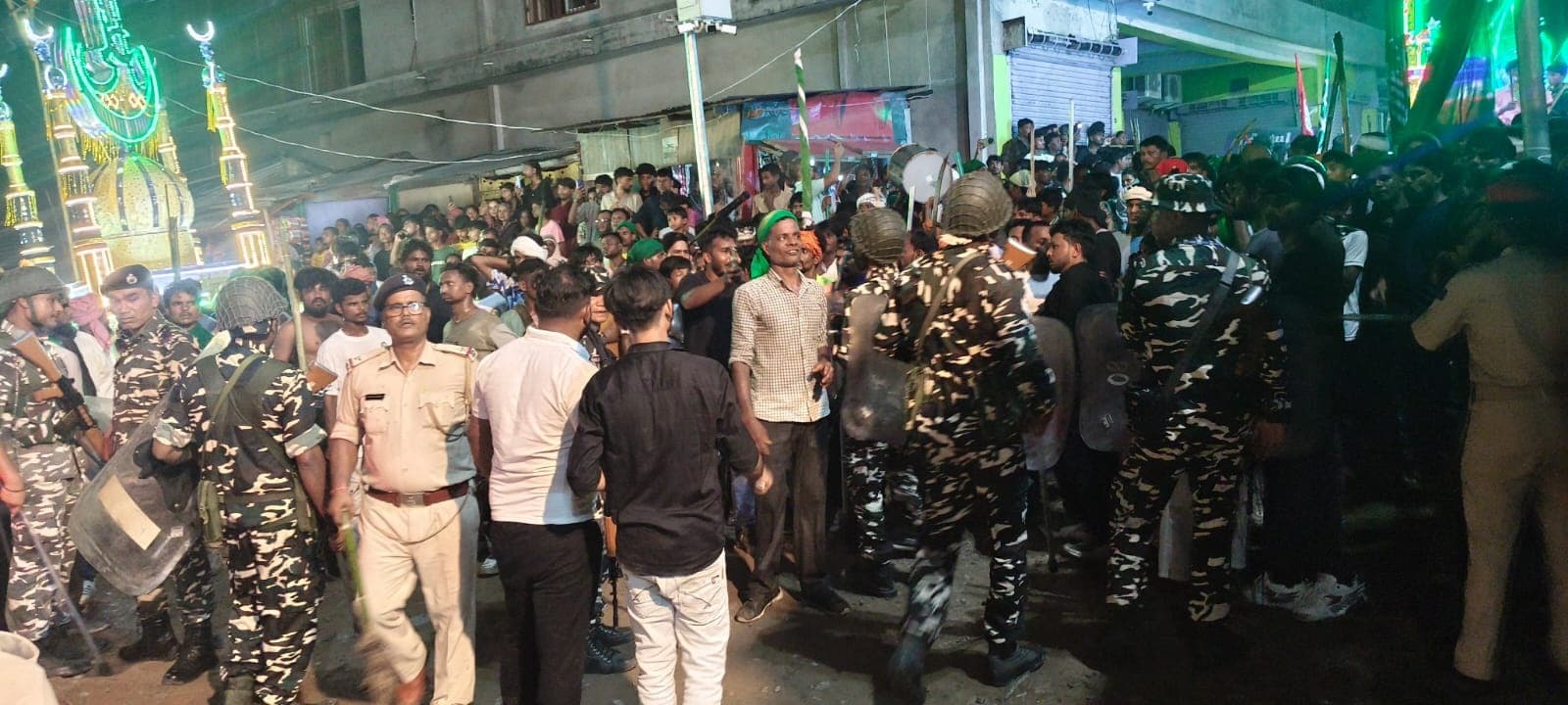अररिया में मुहर्रम जुलूस के दौरान पत्थरबाजी, आधा दर्जन लोग घायल, कई दुकानों के शीशे टूटे
