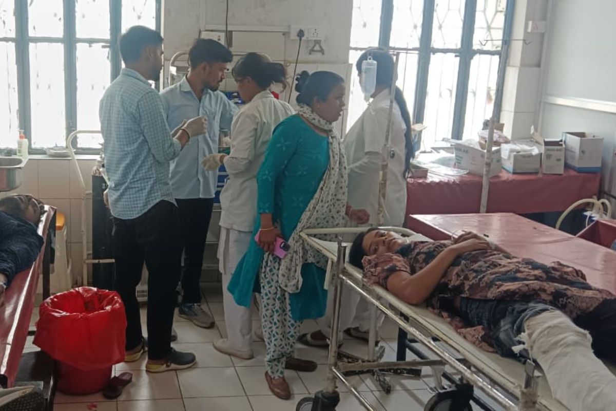 कैमूर में तेज रफ्तार का कहर: जीजा-साली की बाइक को रौंदते हुए पलटी पिकअप